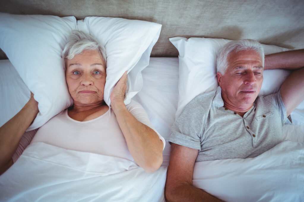 starsze małżeństwo - mąż śpi, żona cierpi na bezsenność