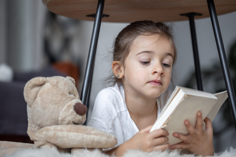 dziewczynka czytająca książke