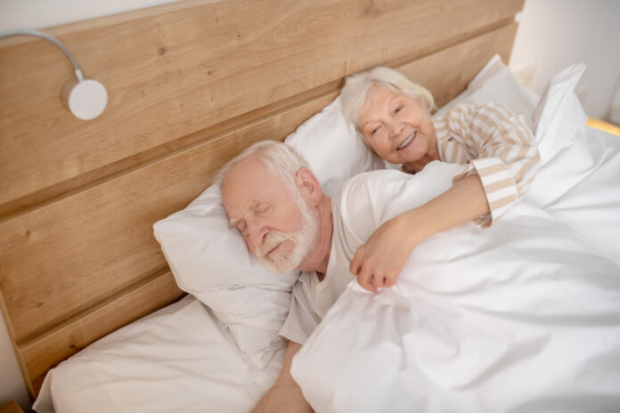 starsze osoby podczas spania
