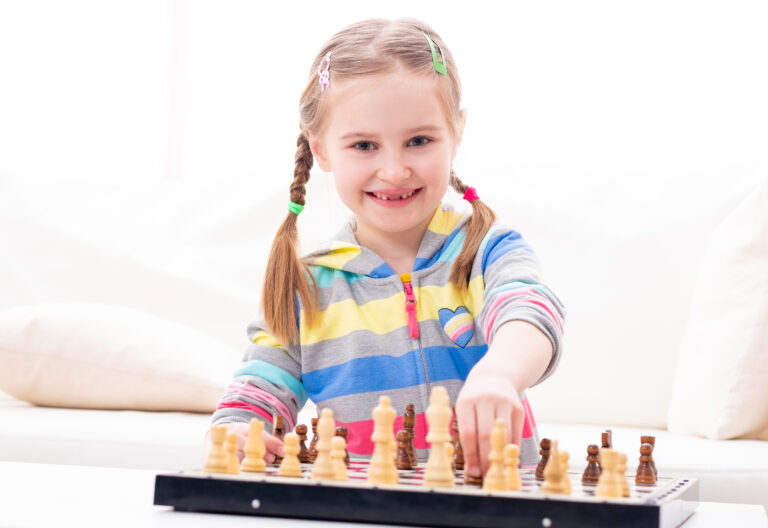 dziewczynka grająca w szachy