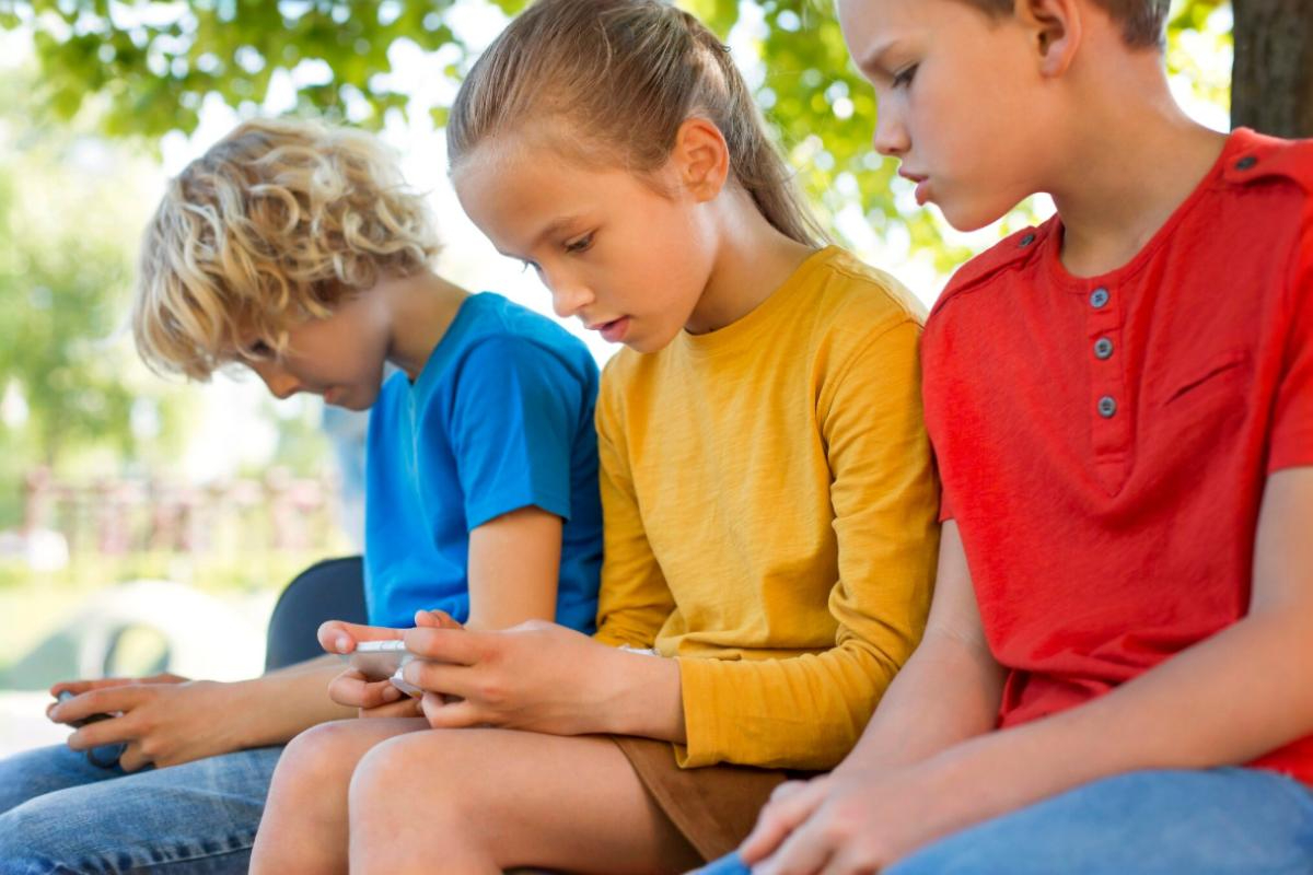 Wpływ korzystania ze telefonów na zdrowie dzieci i młodzieży